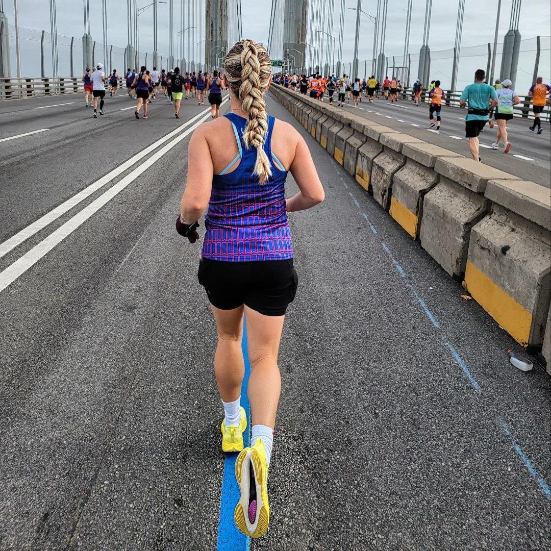 Lindsey LaVeck running away from the camera on a bridge during the New York City marathon.