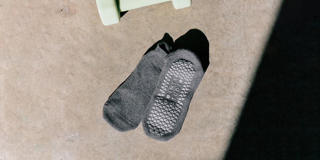 Injinji Grip Full Foot No-Show socks in charcoal.